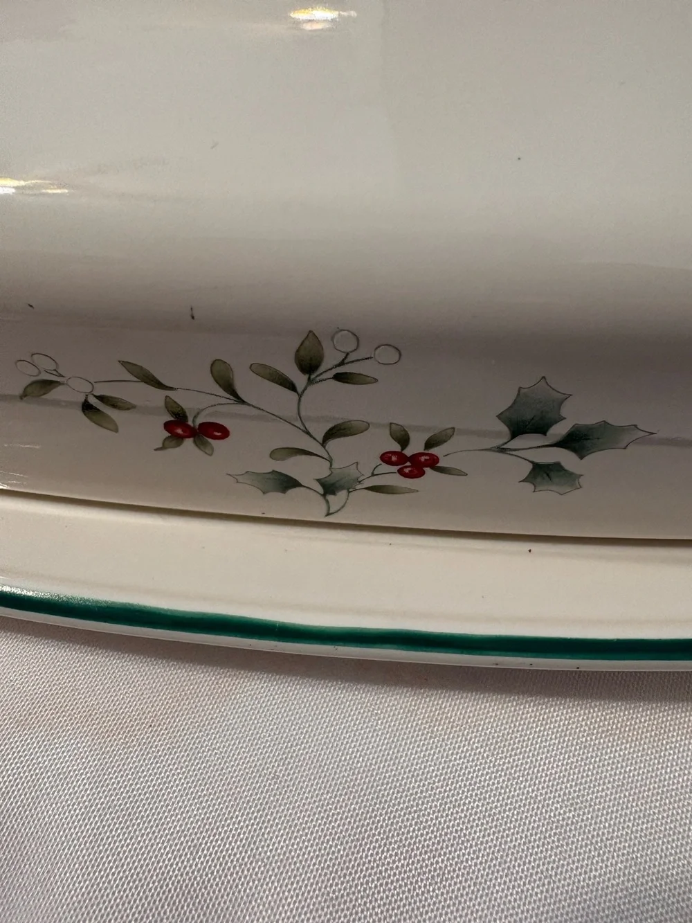 Pfaltzgraff Winterberry covered butter dish classic holly berry White with Green